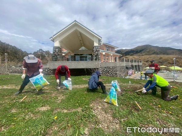 ▲▼太管處攜手林業及自然保育署南投分署及花蓮分署等單位進行合歡山聯合淨山活動。（圖／太管處提供，下同）