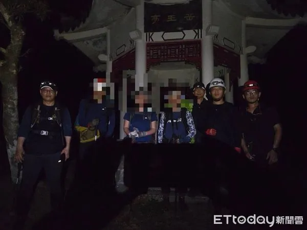 ▲花蓮消防局成立搜救小組攻頂救援。（圖／花蓮消防局提供，下同）