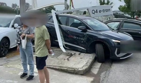 ▲▼陸男試駕撞爛5台豪車。（圖／翻攝環球時報）