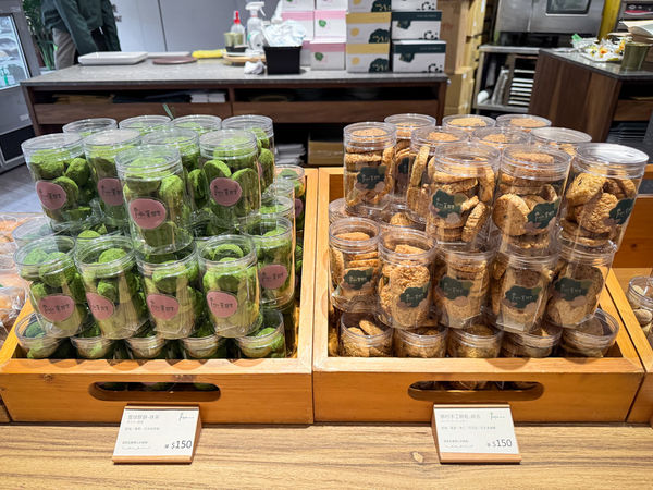 ▲▼[台中西屯]kaju菓樹甜點|來自日本熊本60年歷史的甜點店~隱身惠來路的日式甜點森林．蛋糕櫃裡滿滿的甜點。（圖／部落客viviyu授權提供）