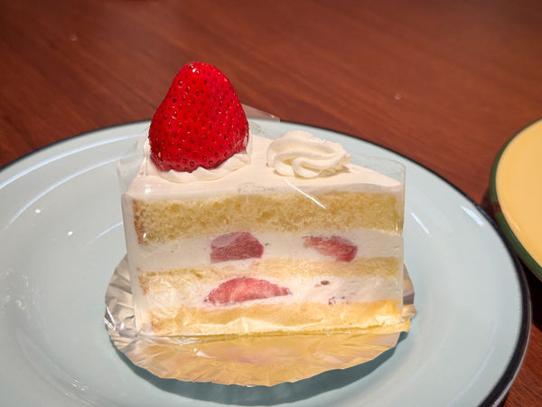 ▲▼[台中西屯]kaju菓樹甜點|來自日本熊本60年歷史的甜點店~隱身惠來路的日式甜點森林．蛋糕櫃裡滿滿的甜點。（圖／部落客viviyu授權提供）
