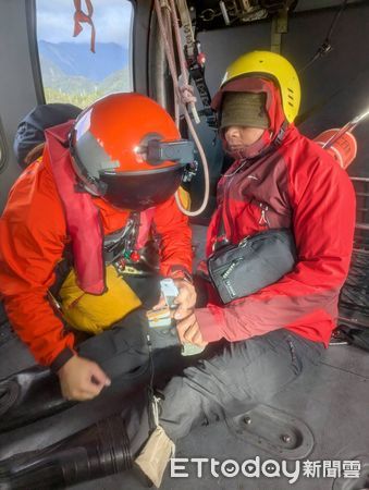 ▲黑鷹直升機直飛大理石山屋進行救援。（圖／記者王兆麟翻攝，下同）