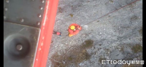 ▲黑鷹直升機直飛大理石山屋進行救援。（圖／記者王兆麟翻攝，下同）