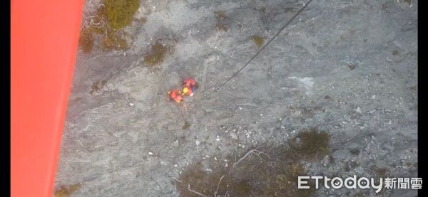 ▲黑鷹直升機直飛大理石山屋進行救援。（圖／記者王兆麟翻攝，下同）