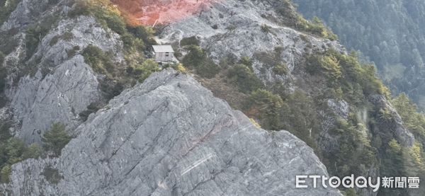 ▲黑鷹直升機直飛大理石山屋進行救援。（圖／記者王兆麟翻攝，下同）