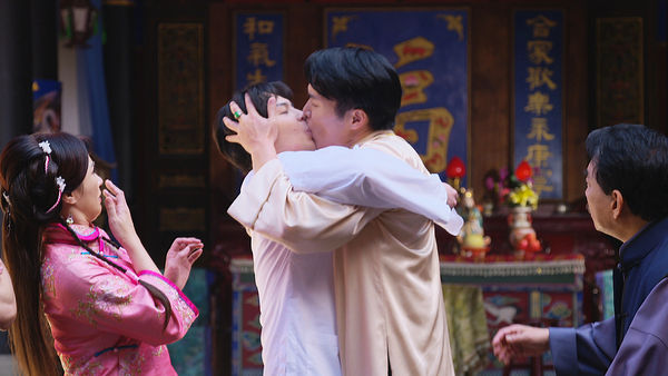 ▲《戲說台灣》推出全新單元《人面魚精》，陳詮諺（左）與蘇安邦有男男吻戲。（圖／三立提供）