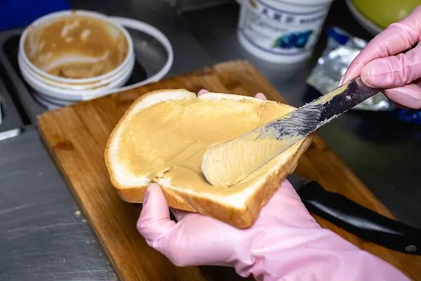 ▲▼台北早午餐【金花碳烤吐司專賣】萬華美食|牽絲兩公尺直接到天邊|名副其實的彩虹吐司|流心熔岩起司蛋直接湧出|飯糰尬芋泥也太酷。（圖／部落客美熊授權提供）