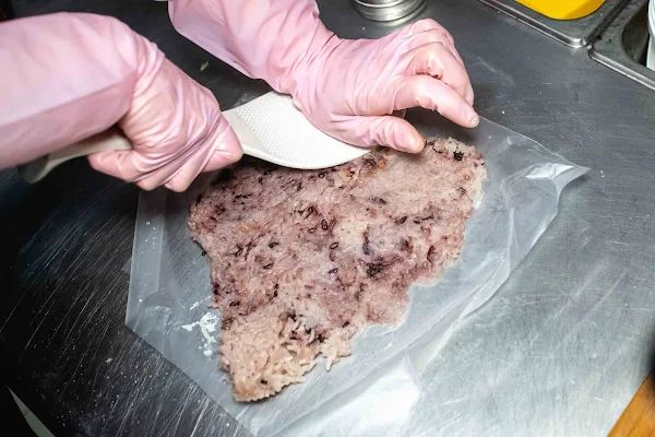 ▲▼台北早午餐【金花碳烤吐司專賣】萬華美食|牽絲兩公尺直接到天邊|名副其實的彩虹吐司|流心熔岩起司蛋直接湧出|飯糰尬芋泥也太酷。（圖／部落客美熊授權提供）