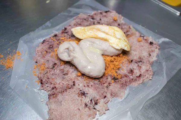 ▲▼台北早午餐【金花碳烤吐司專賣】萬華美食|牽絲兩公尺直接到天邊|名副其實的彩虹吐司|流心熔岩起司蛋直接湧出|飯糰尬芋泥也太酷。（圖／部落客美熊授權提供）