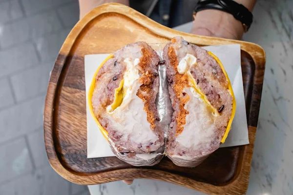 ▲▼台北早午餐【金花碳烤吐司專賣】萬華美食|牽絲兩公尺直接到天邊|名副其實的彩虹吐司|流心熔岩起司蛋直接湧出|飯糰尬芋泥也太酷。（圖／部落客美熊授權提供）
