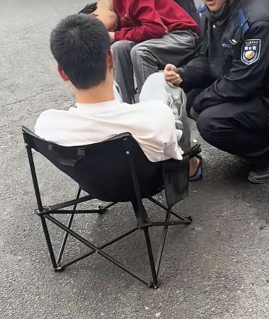 ▲▼兩男不想買單「比賽裝睡」　他「憋不住尿」投降付錢。（圖／翻攝微博）