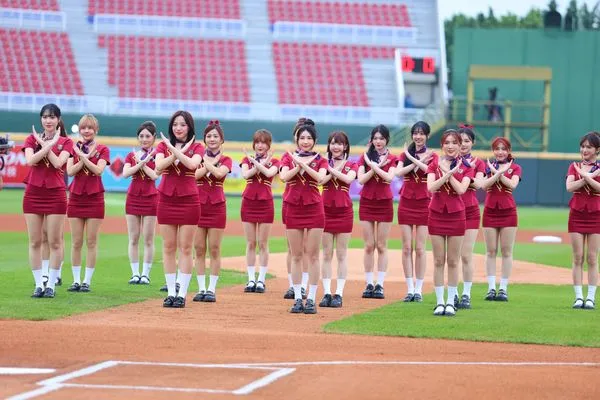 ▲▼樂天女孩穿上空姐裝跳開場舞，筠熹和琳妲跳完應援滿身汗。（圖／樂天桃猿提供）