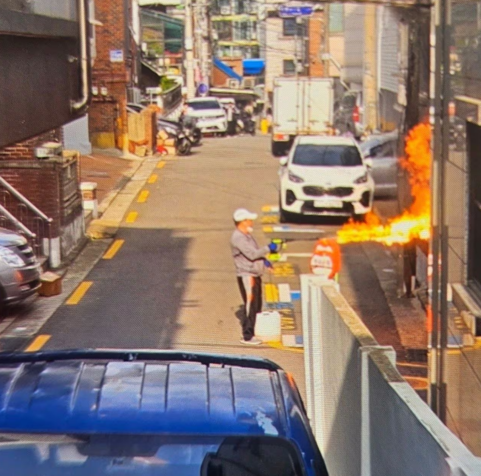 ▲▼南韓60多歲男性在首爾市冠岳區公寓手持農藥噴霧器縱火，最後全身燒傷陳屍走廊。（圖／翻攝自韓網）