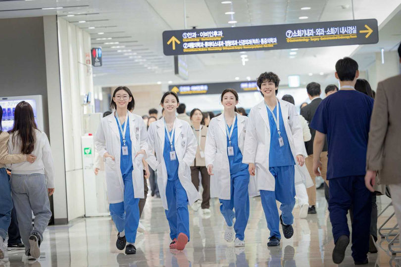 人間香奈兒換人做！《機智住院醫生生活》高允貞私服根本小香控、毛呢外套這樣穿好減齡