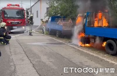 金門汽車保養廠旁小貨車起火！濃煙猛竄　消防急射水灌救