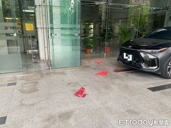 ▲▼交通部大門口遭不明人士放鞭炮，波及一輛公務車。（圖／民眾提供）