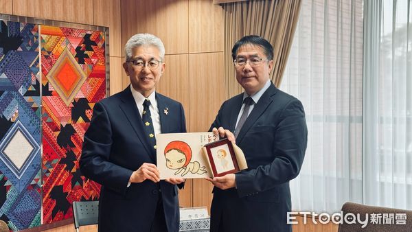 ▲黃偉哲市長與弘前市長櫻田宏一同種下象徵友誼的蘋果樹，祈願兩市情誼永固。（圖／記者林東良翻攝，下同）