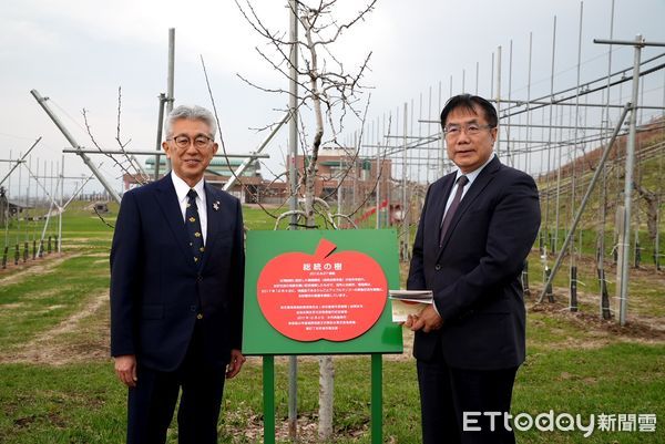 ▲黃偉哲市長與弘前市長櫻田宏一同種下象徵友誼的蘋果樹，祈願兩市情誼永固。（圖／記者林東良翻攝，下同）