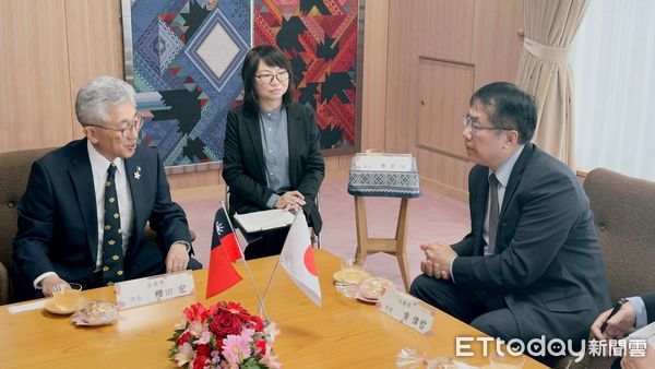 ▲黃偉哲市長與弘前市長櫻田宏一同種下象徵友誼的蘋果樹，祈願兩市情誼永固。（圖／記者林東良翻攝，下同）