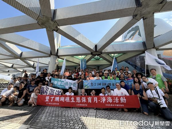 ▲墾管處會同潛水人員淨海             。（圖／墾管處提供)