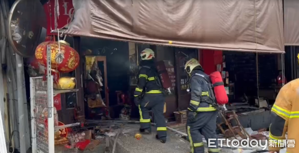 ▲▼ 彰化鹿港鎮一棟民宅火警，濃煙飄往附近的鹿港老街。（圖／民眾提供，下同）