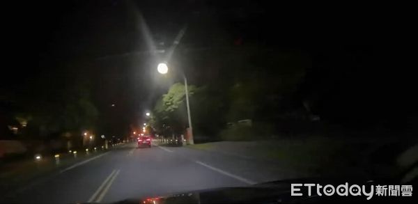 ▲▼警方追逐拒檢的黑色休旅車。（圖／記者游芳男翻攝，下同）