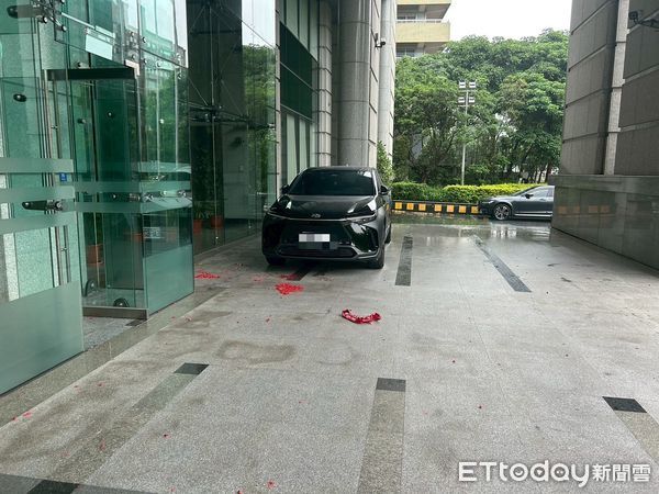 ▲20日下午北市交通部大門遭女子施放鞭炮，警方將依法究辦 。（圖／記者張君豪翻攝）