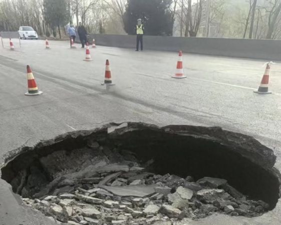 ▲▼陸高速公路「突破大洞」　貨車摔入彈飛「駕駛當場身亡」。（圖／記者蔡紹堅攝）