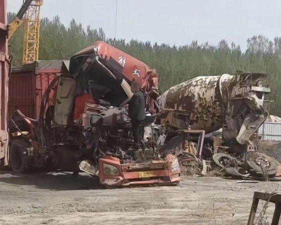 ▲▼陸高速公路「突破大洞」　貨車摔入彈飛「駕駛當場身亡」。（圖／記者蔡紹堅攝）