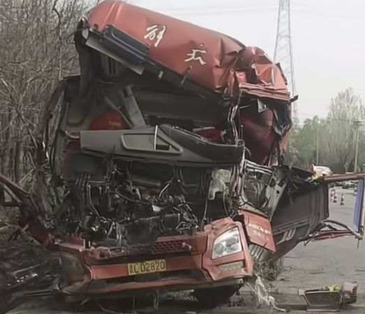 ▲▼陸高速公路「突破大洞」　貨車摔入彈飛「駕駛當場身亡」。（圖／記者蔡紹堅攝）