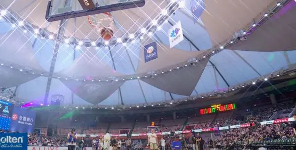 ▲TPBL職籃幸運球迷中場「奇蹟一投」，贏得台北到洛杉磯雙人來回機票。（圖／翻攝自YouTube／TPBL）