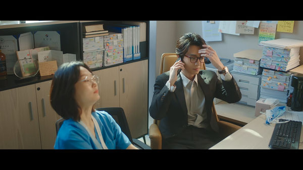 ▲鄭敬淏驚喜現身《機智住院醫生生活》。（圖／翻攝自Netflix）