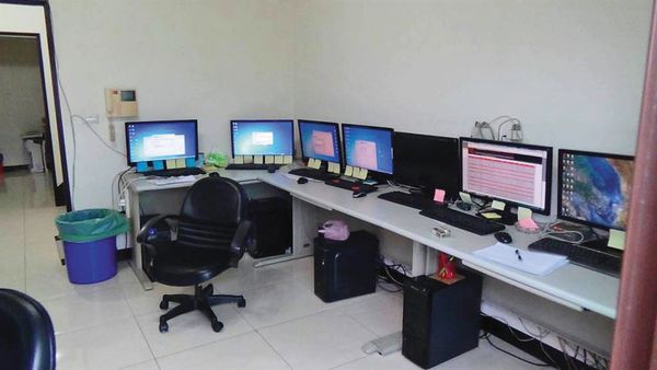 檢警去年針對九州集團據點展開搜索，查扣大量電腦。（翻攝畫面）