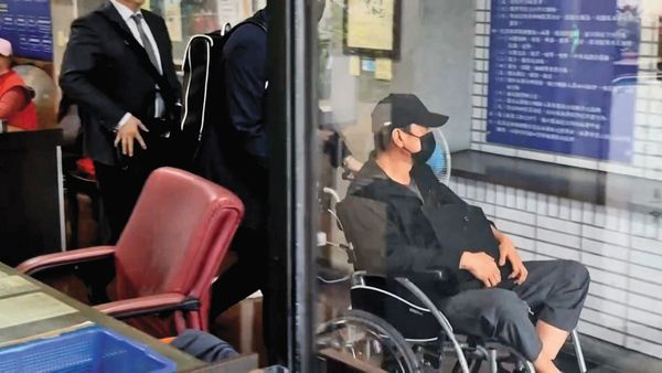 前警政監林明佐身患重病，多坐輪椅開庭。（東森新聞提供）