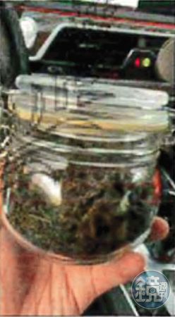 陳政谷另送給林明佐一玻璃罐裝普洱茶。（翻攝畫面）