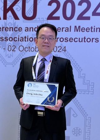 檢察官張時嘉去年榮獲國際檢察官協會頒予特殊成就獎殊榮。（翻攝台中地檢署官網）
