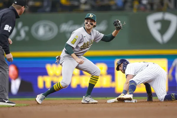 ▲密爾瓦基釀酒人隊德賓（Caleb Durbin）第四局盜上二壘，運動家威爾森（Jacob Wilson）則在一旁等待裁判的判決。（圖／達志影像／美聯社）