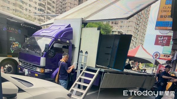 ▲▼台南公車與舞台車發生擦撞。（圖／記者林東良翻攝）