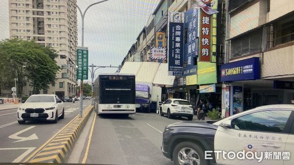 ▲▼台南公車與舞台車發生擦撞。（圖／記者林東良翻攝）
