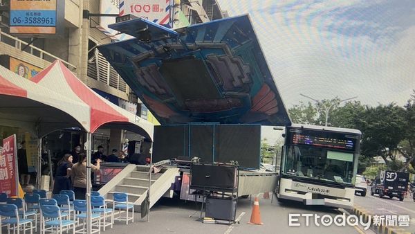 ▲▼台南公車與舞台車發生擦撞。（圖／記者林東良翻攝）
