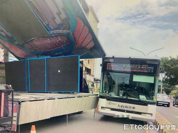 ▲▼台南公車與舞台車發生擦撞。（圖／記者林東良翻攝）