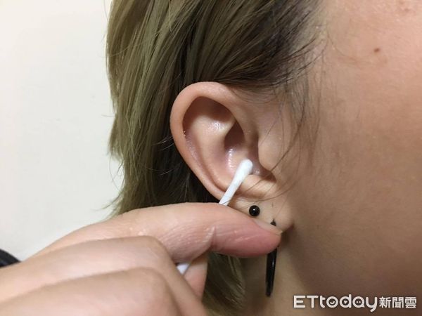  挖耳屎,棉花棒,耳垢。（圖／記者李佳蓉攝）