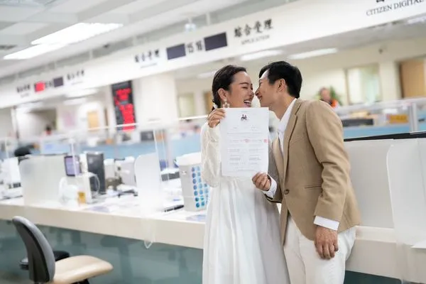 ▲▼《大學生》逸祥登記結婚。（圖／取自逸祥臉書）