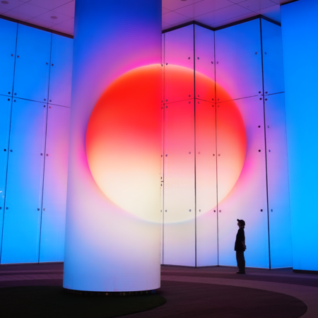 ▲藝術家DAMONXART最新的戶外光影作品《陽顏 SUN HUE》。（圖／Taipei Lumitree（敦南之森）提供）