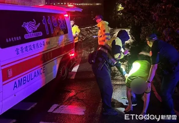 ▲▼警、消獲報前往救援，將他合力拉起送往醫救治。（圖／龜山警分局提供）