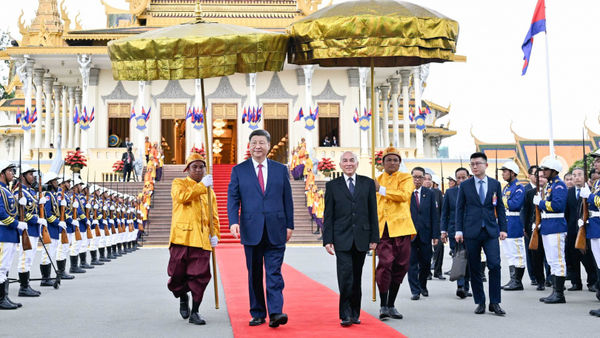 柬埔寨國王西哈莫尼17日與中國國家主席習近平在金邊王宮舉行會談。（圖／新華社）