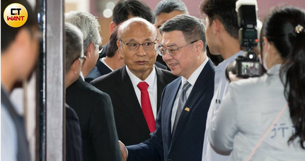 行政院長卓榮泰、經濟部長郭智輝等政府官員，出席17日工總的會員大會，工總理事長潘俊榮到門口迎接。（圖／黃威彬攝）