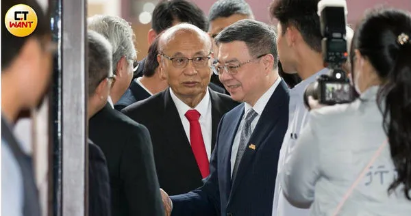 行政院長卓榮泰、經濟部長郭智輝等政府官員，出席17日工總的會員大會，工總理事長潘俊榮到門口迎接。（圖／黃威彬攝）