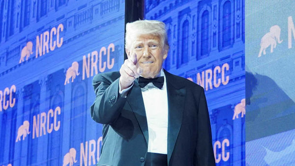 美國總統川普在共和黨眾議院全國委員會（NRCC）晚宴上得意洋洋談關稅政策，「這些國家正在打電話給我們，kissing my ass」。（圖／路透）&nbsp;