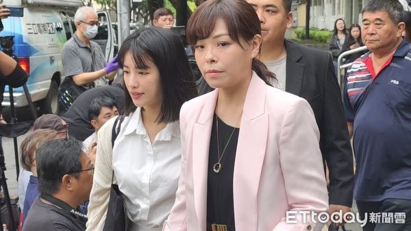 ▲▼停職中的新竹市長高虹安，21日因立委任內所涉貪污案二審到高院出庭，沒回應媒體發問。（圖／記者黃哲民攝）